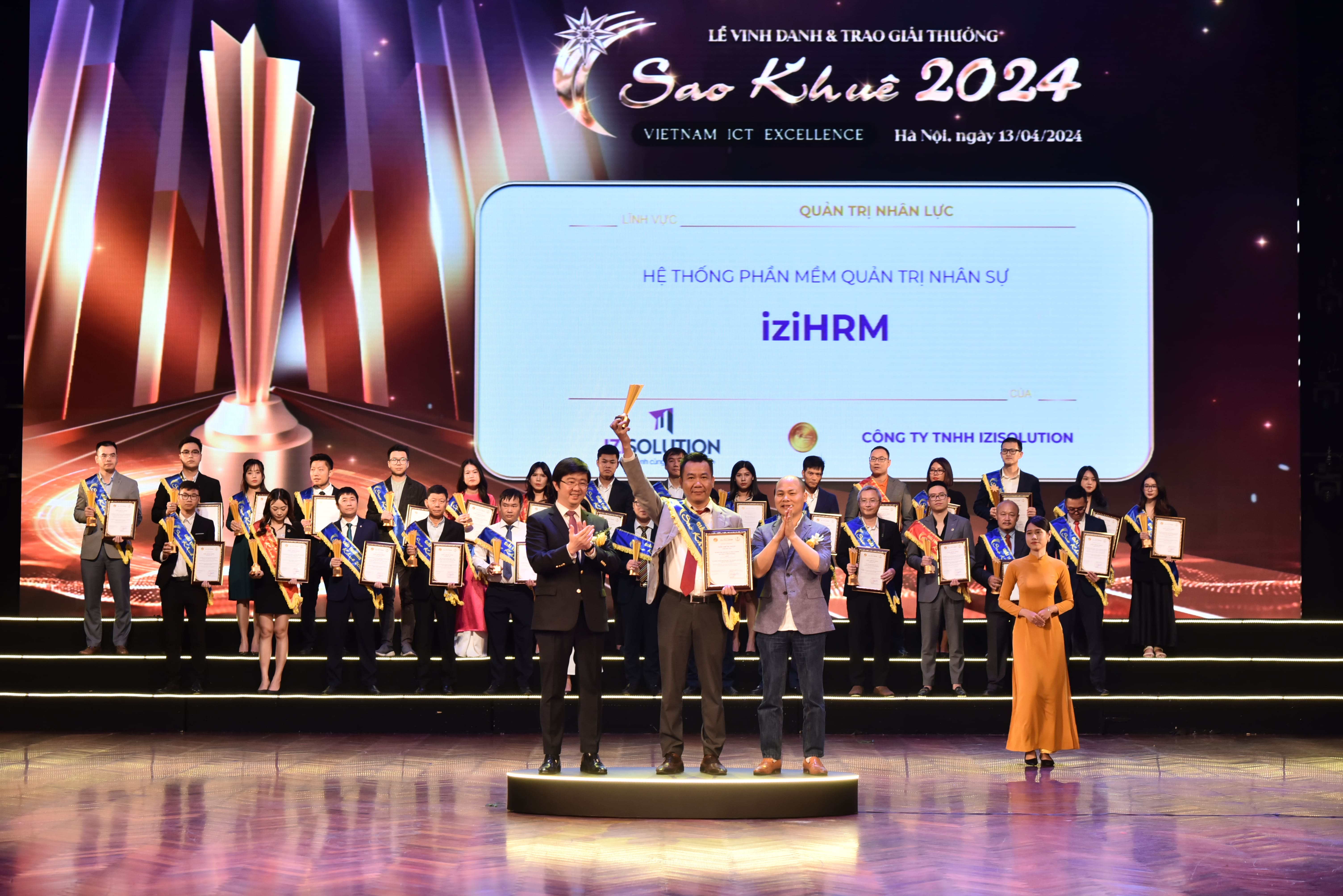 Ông Lê Thanh Tùng - Giám đốc giải pháp công ty TNHH IZISolution vinh dự nhận giải Sao Khuê