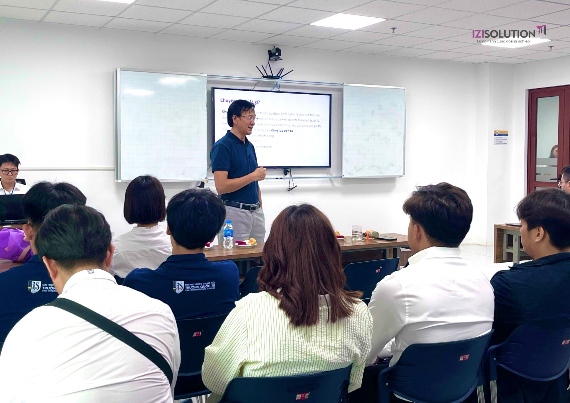 Diễn giả Nguyễn Hồng Sơn trò chuyện cùng các sinh viên VNUIS