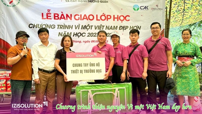 Tập thể IZI trao quà tặng